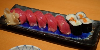 美味的金枪鱼寿司小盘卷片，近距离拍摄