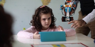 小女孩在私立学校上课时使用平板电脑