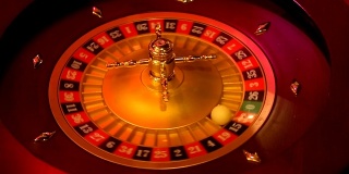 赌场轮盘赌在运动与旋转轮和球。获胜号码15和黑色是由轮盘赌轮决定的。
