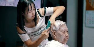 隔离在家:孙女在家剪祖母的头发