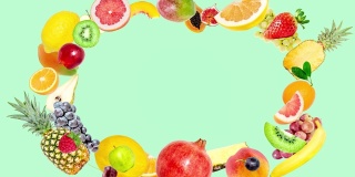 有创意的4k定格动画，许多不同的热带水果从中心出现，冻结了一会儿，并在柔软的绿色背景上分散在不同的方向。水果爆炸。