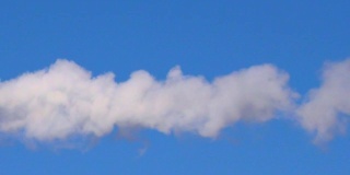 工业废物产生的致癌物造成的空气污染。