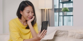 亚洲妇女通过视频电话与家人和朋友打招呼和交谈