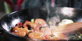 大虾在平底锅里炸，慢动作。