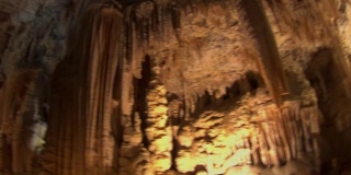 Jeita的奇妙洞穴。被选为世界七大奇迹之一。