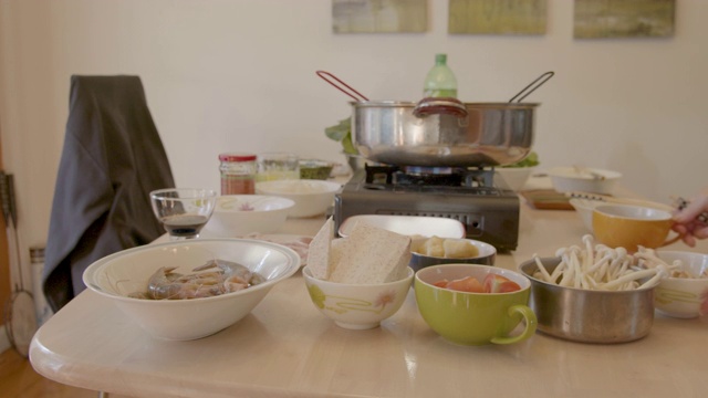 吃火锅的亚洲家庭