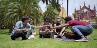 欢快的学生喝着巴拉圭茶，在公园里放松