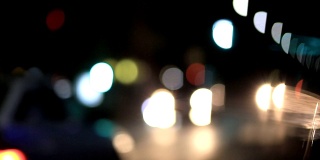 夜间城市交通的焦点。汽车的前灯和尾灯失去焦点。