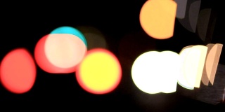 夜间城市交通的焦点。汽车的前灯和尾灯失去焦点。