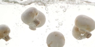 蘑菇落入水中的慢动作视频