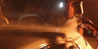孟加拉国达卡——2020年2月21日:男孩在晚上给汽车喷漆
