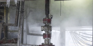 用于油田钻井后用钻机抽送原油作化石燃料能源的工业用油泵设备。井口连接油井设备。