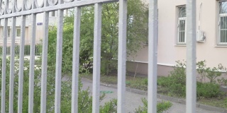 苏联建筑的铁栅栏