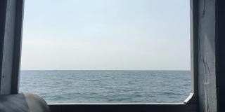 从船的窗口看到广阔的海洋