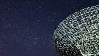 夜间观测天空的T/L TU射电望远镜视频素材模板下载