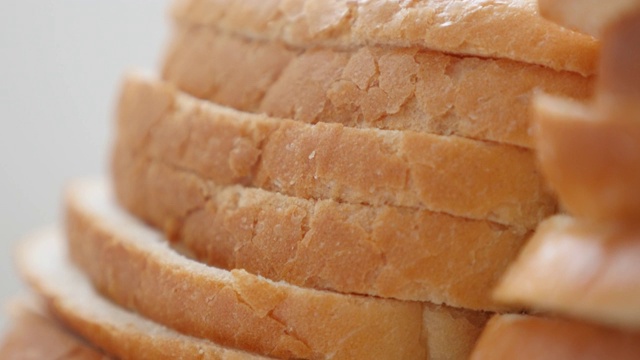 大量的面包片有机小麦和4K谷物