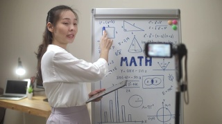 亚洲女教师在冠状病毒封锁期间在家与学生在线上课视频素材模板下载