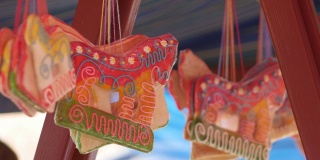 马形状的姜饼悬挂在节日帐篷下面。街头出售的袋装糖果。