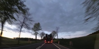 行车记录仪在日落后面的卡车POV，波兰欧洲