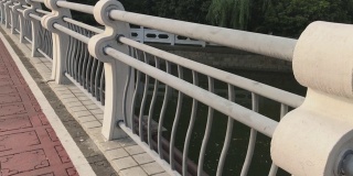在城市中沿着装饰扶手的滨江桥行走