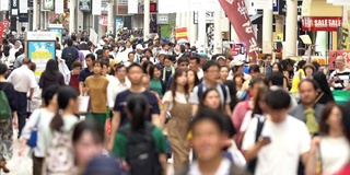 慢镜头:俯视图游客行人拥挤在日本神户元町购物街