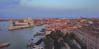无人机拍摄的威尼斯运河的日出画面