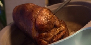 猪指节Schweinshaxe在锅中炖沸冒烟