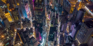 夜间照明飞行在香港市区交通空中俯视图4k时间间隔