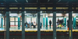 美国纽约，一群人在地铁站站台等待和上车的时间间隔。美国城市生活，或公共通勤交通概念