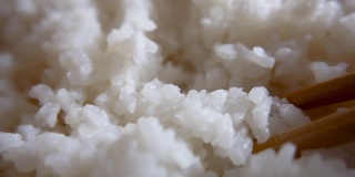 白米饭煮筷子拾起中国的主要食物碳水化合物