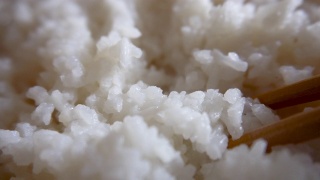 白米饭煮筷子拾起中国的主要食物碳水化合物视频素材模板下载