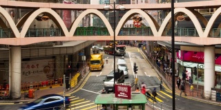 2019年1月8日，中国香港，4k时间间隔人群过马路。交通繁忙的人们，路上有汽车和电车。