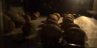 芝士球面团面包在烤箱中加热