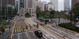 2019年1月6日，中国香港，4k时间间隔的人群过马路。交通繁忙的人们，路上有汽车和电车。