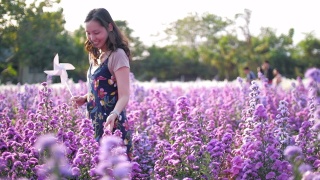 紫花农场里的女人快乐而有趣视频素材模板下载