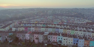 英国南布里斯托尔，山顶上一排排风景如画的彩色露台
