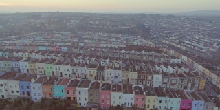 英国南布里斯托尔，山顶上一排排风景如画的彩色梯田房屋在空中盘旋