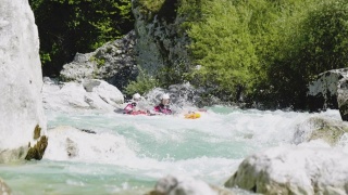 慢镜头近两个人皮划艇在翡翠白水河上的双皮划艇，越过急流，享受自然索卡，斯洛文尼亚视频素材模板下载