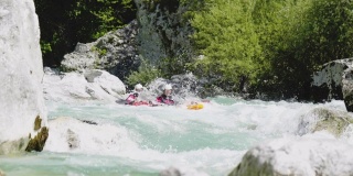 慢镜头近两个人皮划艇在翡翠白水河上的双皮划艇，越过急流，享受自然索卡，斯洛文尼亚