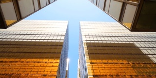 在蓝天的映衬下，商业区的现代摩天大楼