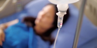 女患者在医院静脉滴注生理盐水容量泵