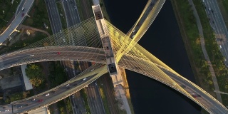 在巴西圣保罗的边际Pinheiros, Estaiada桥和摩天大楼的鸟瞰图