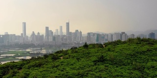 鸟瞰图，雾和全景深圳城市
