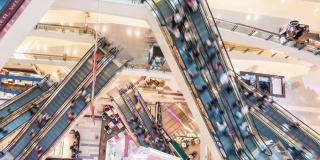俯视图时间流逝拥挤的亚洲人使用自动扶梯在现代购物中心。城市生活，购物生活方式，通勤交通理念。缩小