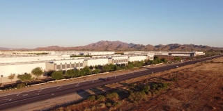 Ariel在亚利桑那州凤凰城附近拍摄新的工业仓库设施。