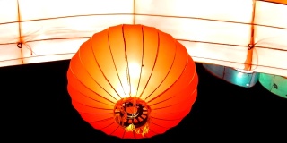 在中国北京，一盏挂在灯展上的灯笼