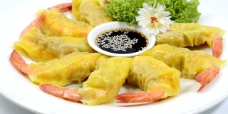 虾饺中国菜亚洲风味馄饨煮或蒸酱油