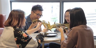 亚洲华人室友在家里吃饺子聊天