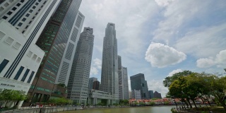 阳光明媚的一天新加坡城市的船码头市中心河滨向上观看4k时间推移