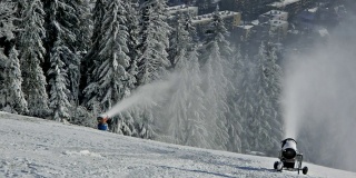 两个造雪机在滑雪坡上
